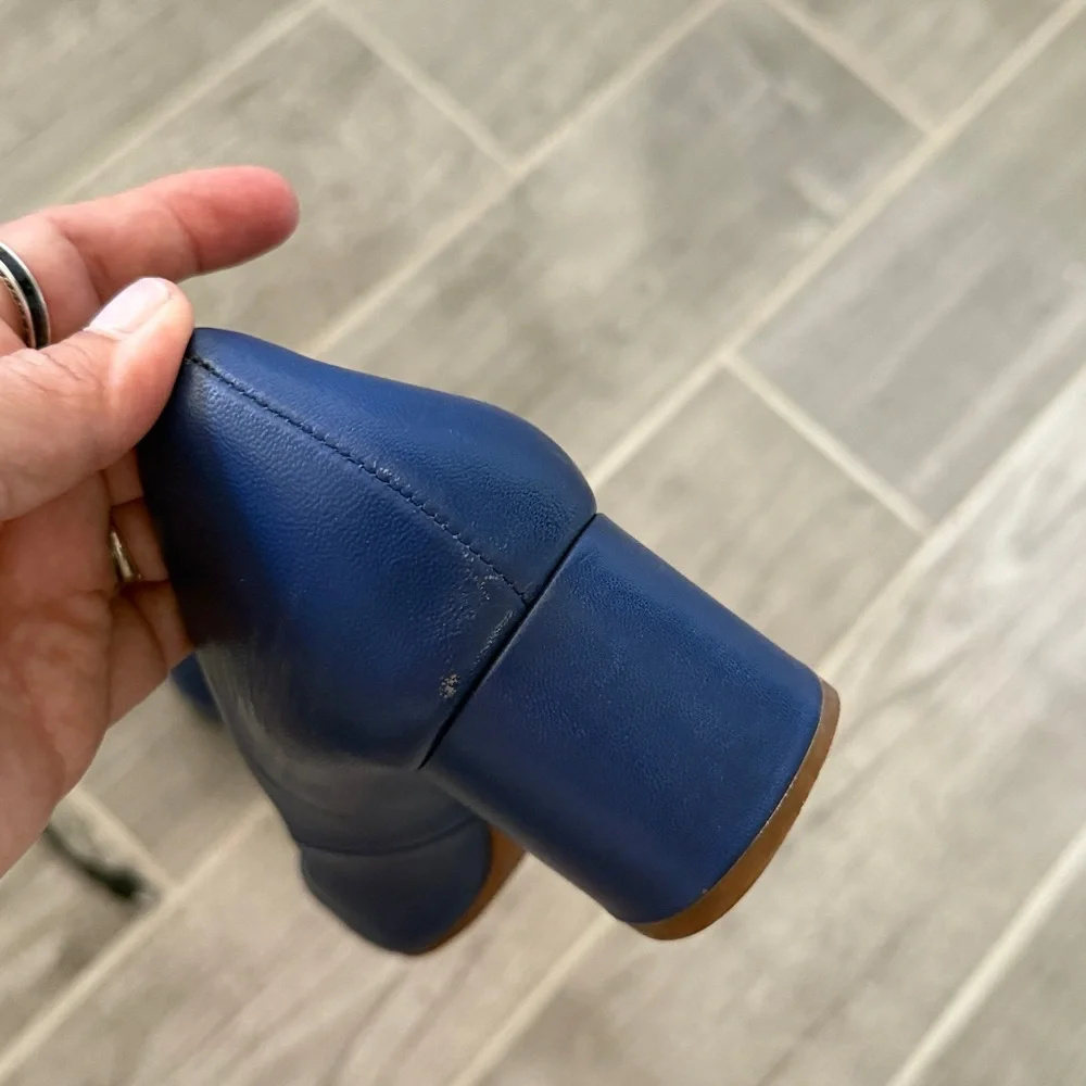 Tory Burch Navy Leather Logo Round-Toe square heels